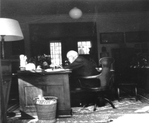 Ο Freud σκύβει πάνω από το γραφείο του στο Λονδίνο εργαζόμενος ίσως στο τελευταίο του σύγγραμμα Ο Μωυσής και ο μονοθεϊσμός. Η ιδιόμορφη καρέκλα είχε σχεδιαστεί για εκείνον το 1930 από τον αρχιτέκτονα Felix Augenfeld.